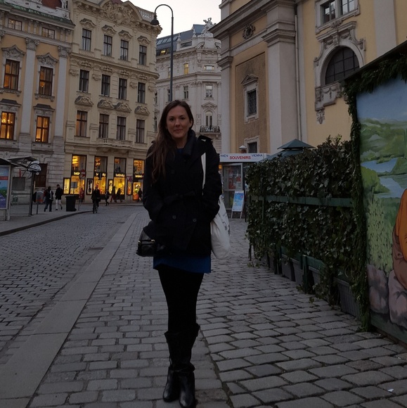 Meet the posher, Julie - Picture 4 of 8